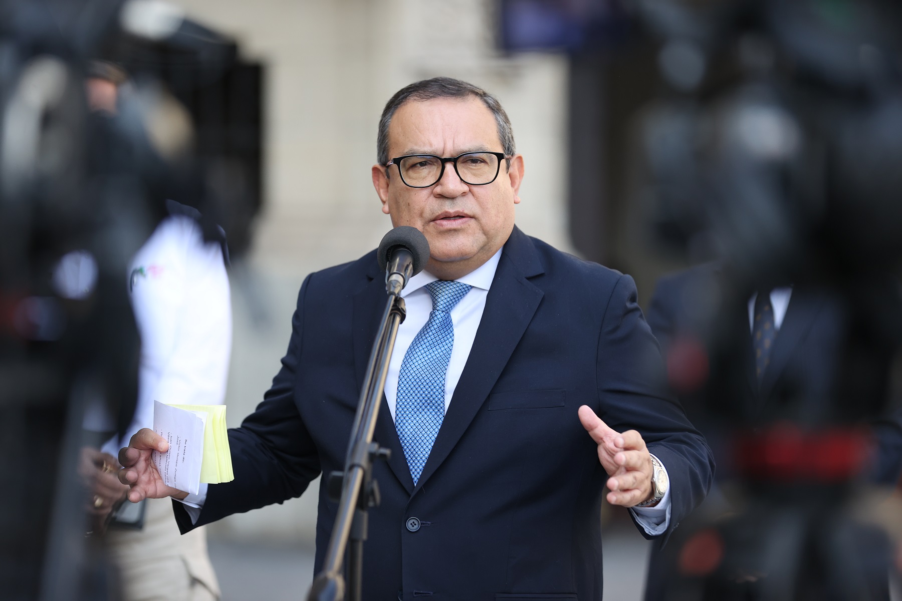Premier Otárola: Anunciamos al país la "Reforma migratoria sumaria de expulsión de extranjeros que se encuentren irregularmente en el Perú".