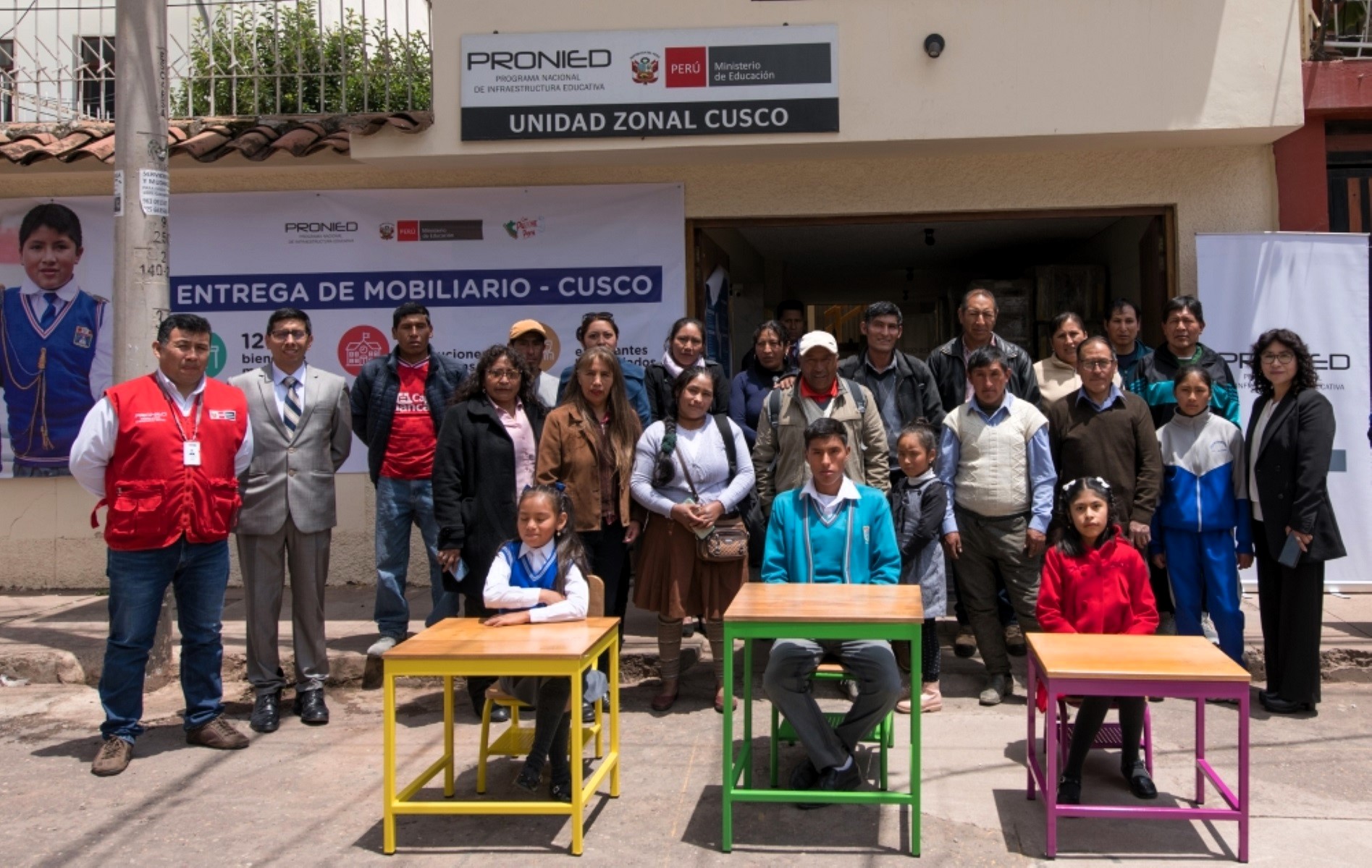 Minedu a través del Pronied, gestionó la entrega de mobiliario escolar donado por la Iglesia de Jesucristo para colegios de Cusco.