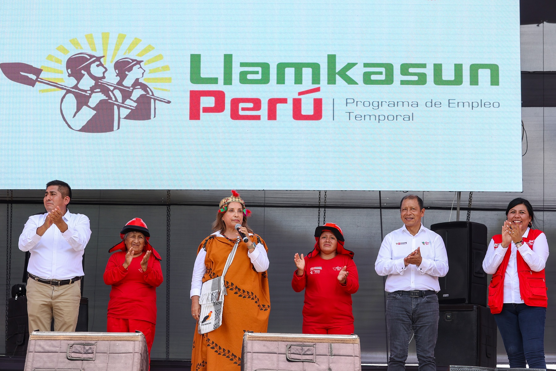 Desde el distrito de Pichanaqui, la jefa de Estado sostuvo, "Impulsaremos Llamkasun Perú para beneficio de más peruanos"