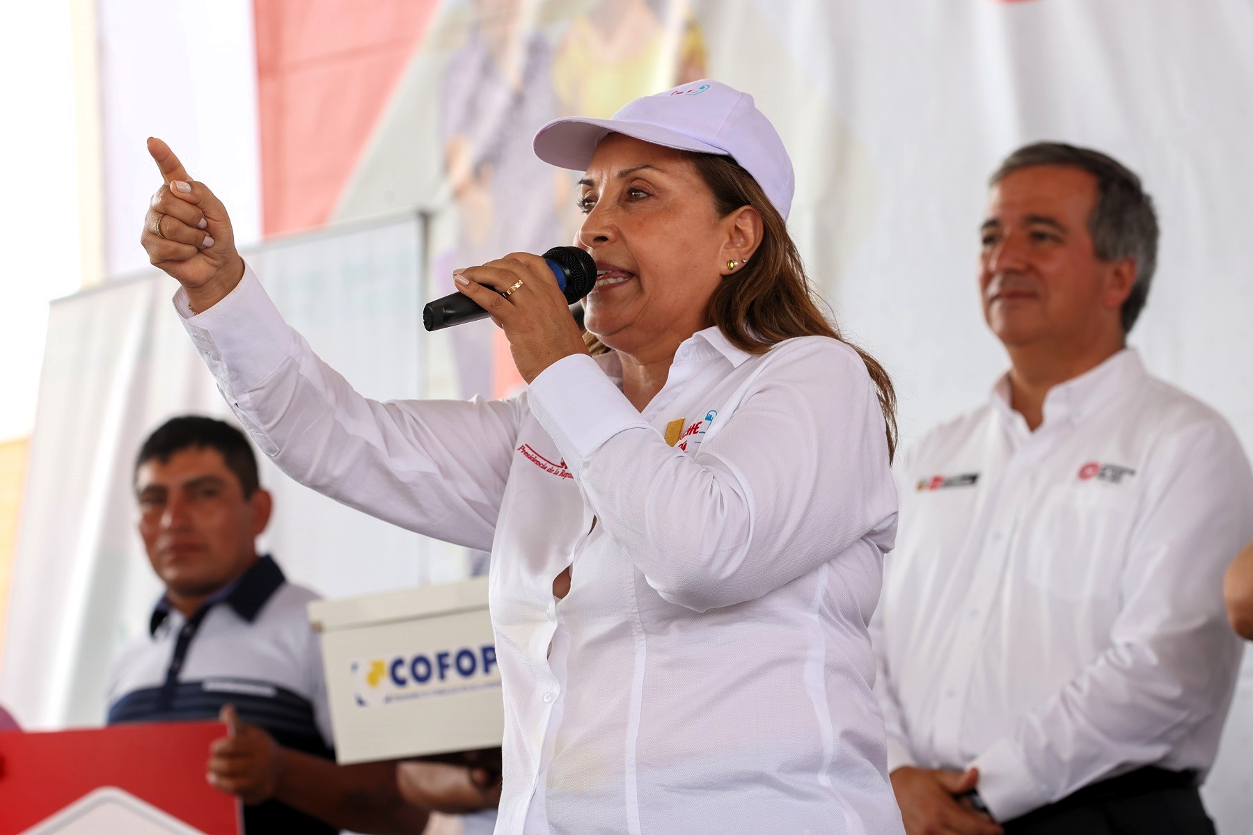 Más de 3300 familias de Ica reciben títulos de propiedad de sus viviendas, presidenta Boluarte, manifestó que contarán con servicios de agua y alcantarillado.