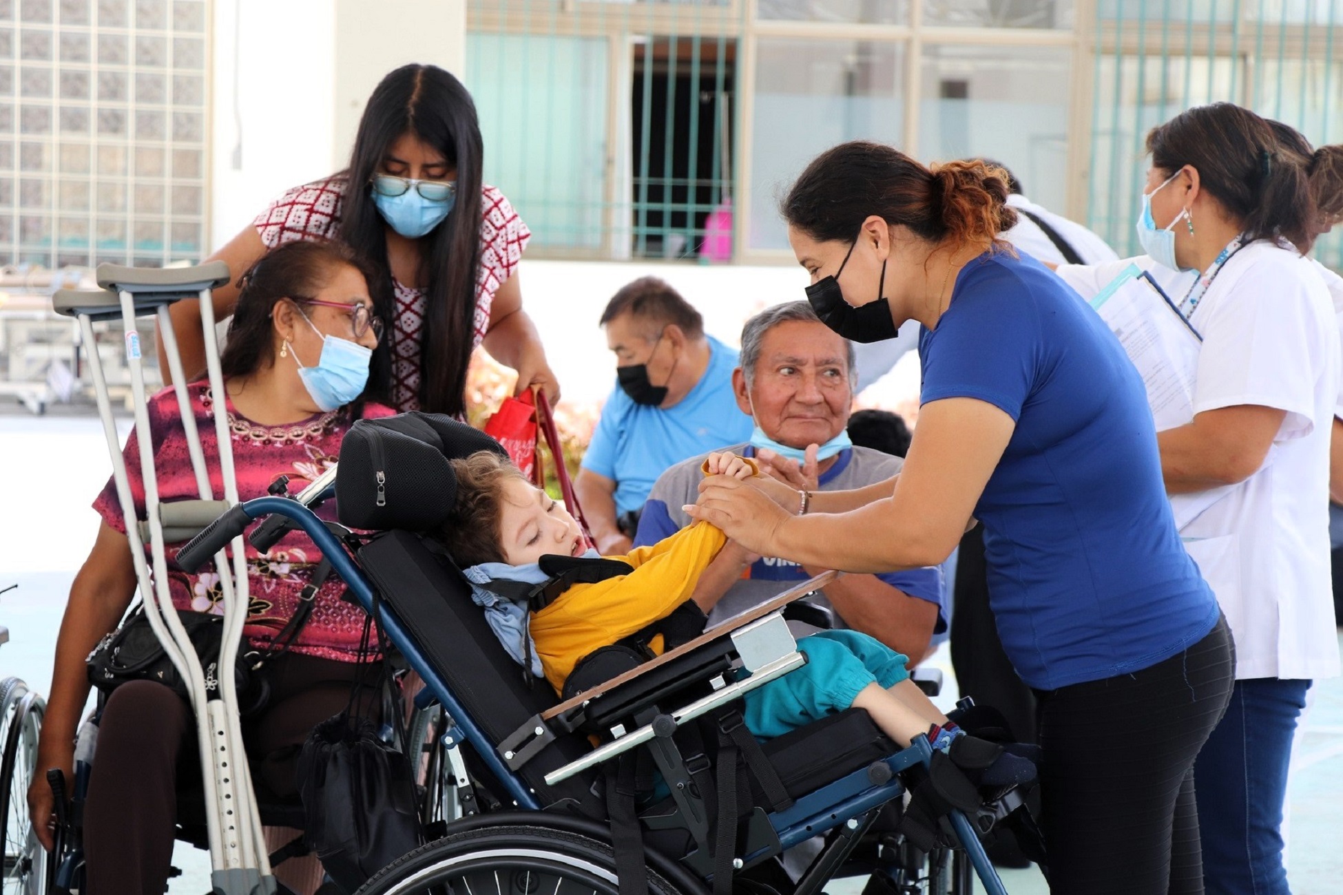 Pacientes de Instituto Nacional de Rehabilitación reciben sillas de ruedas de la Iglesia de Jesucristo de los Santos de los Últimos Días.