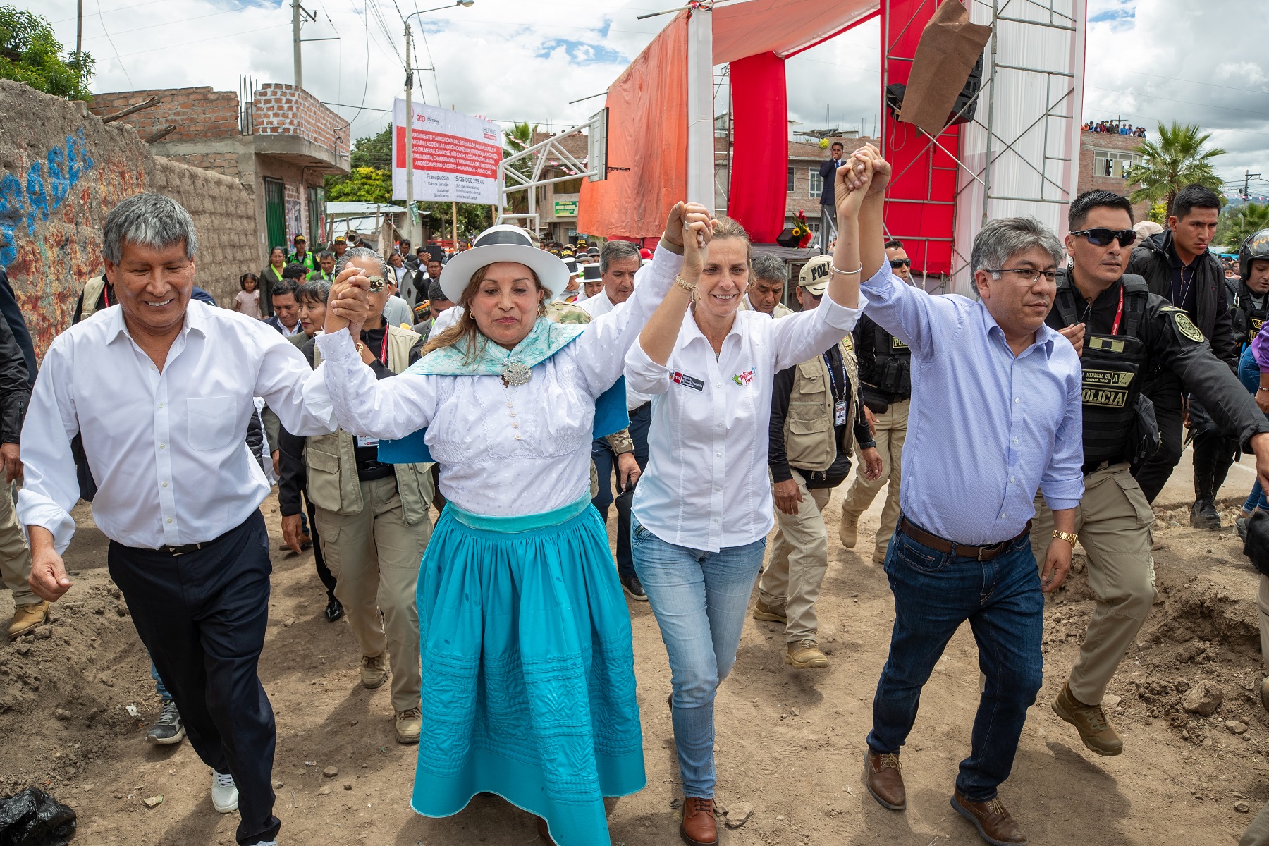 En Ayacucho ministra de Vivienda Hania Pérez de Cuéllar participa de la colocación de la primera piedra de obra de agua y saneamiento.