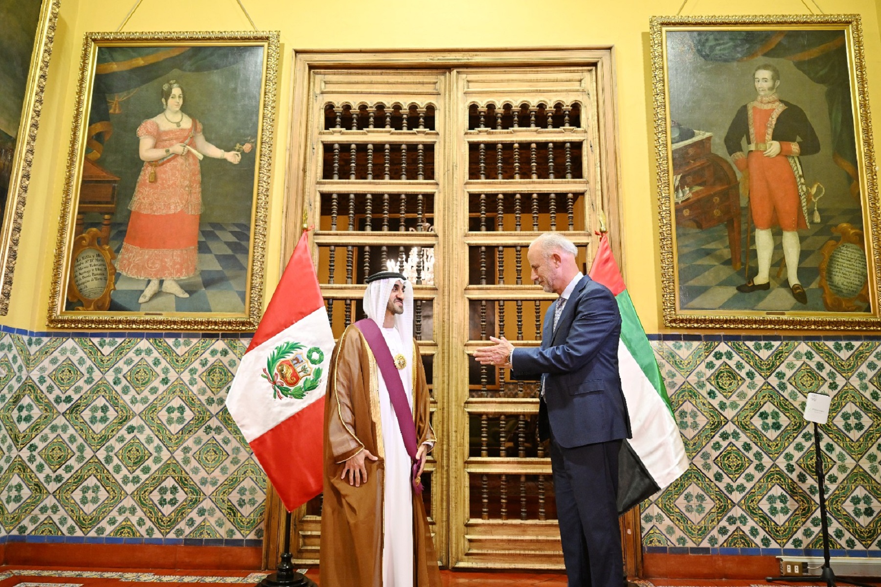 Canciller Javier González-Olaechea, impuso la Orden “El Sol del Perú” al embajador de los EAU, Mohamed Abdulla Ali Khater Alshamsi.