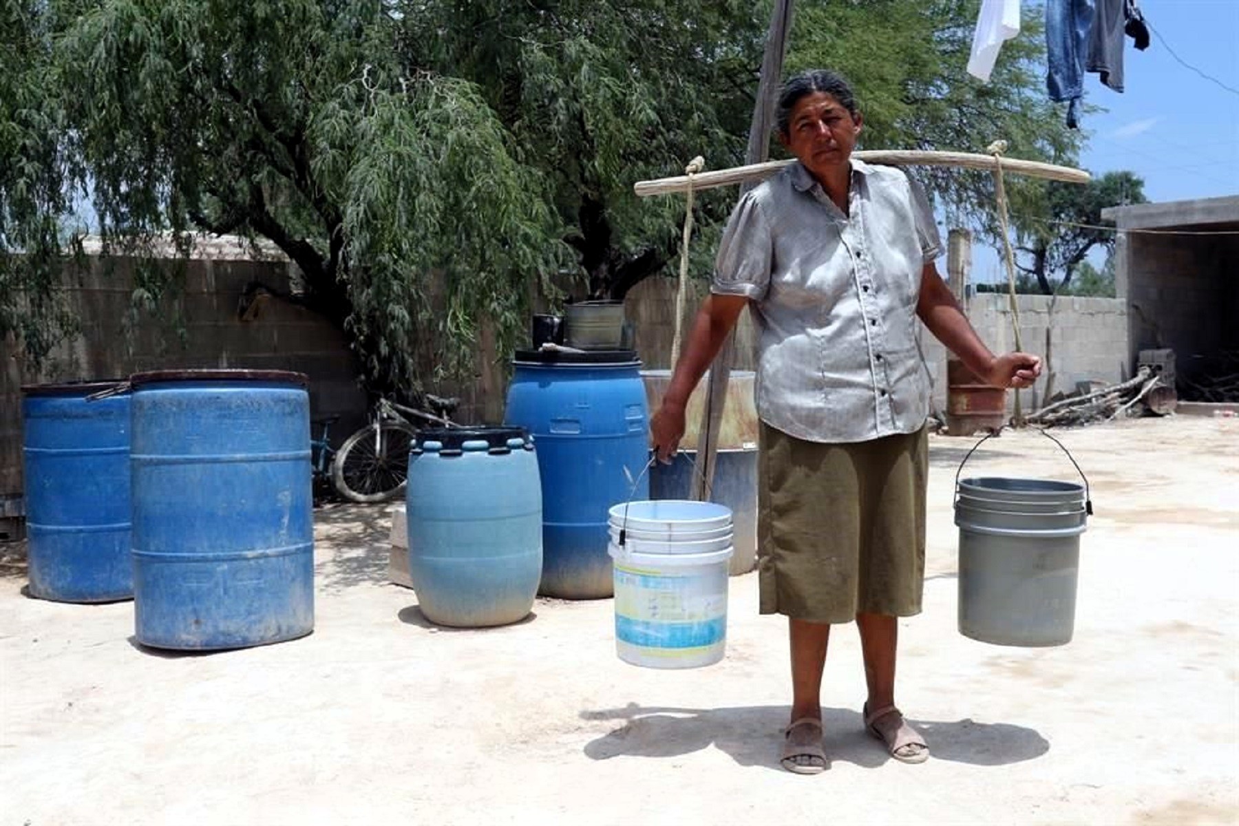En el Perú, 61% de hogares que no tienen agua potable quienes recogen y llevan este líquido elemento son “Mujeres”.