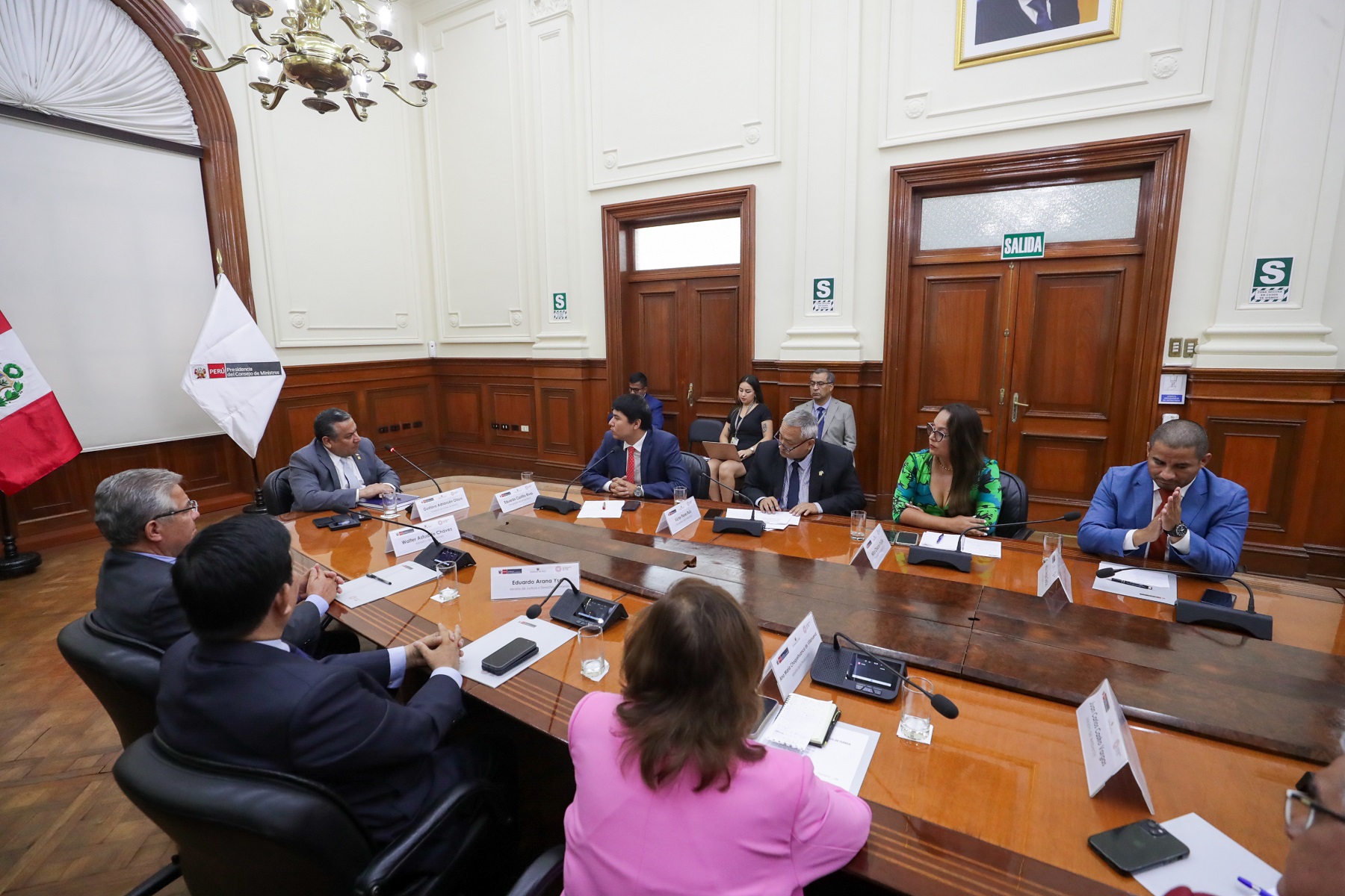 En diálogo con bancadas del Congreso el premier Gustavo Adrianzén respaldó el fortalecimiento de la seguridad y el impulso a la minería y la agroindustria.