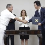Presidenta Dina Boluarte encabezó firma del contrato entre SIMA Perú y HD Hyundai Heavy Industries para construir 4 navíos para la Marina de Guerra.