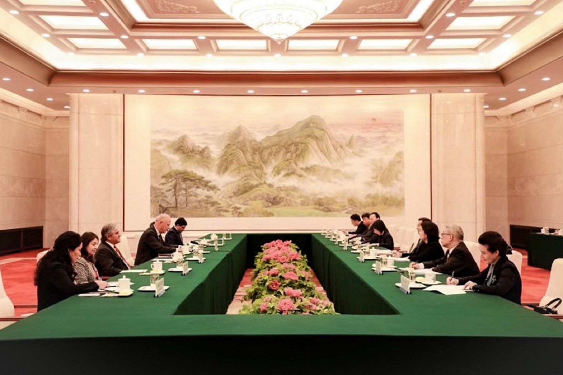 Canciller del Perú, González-Olaechea y vicepresidente chino Han Zheng reafirman interés en expandir áreas de cooperación entre Perú y China.
