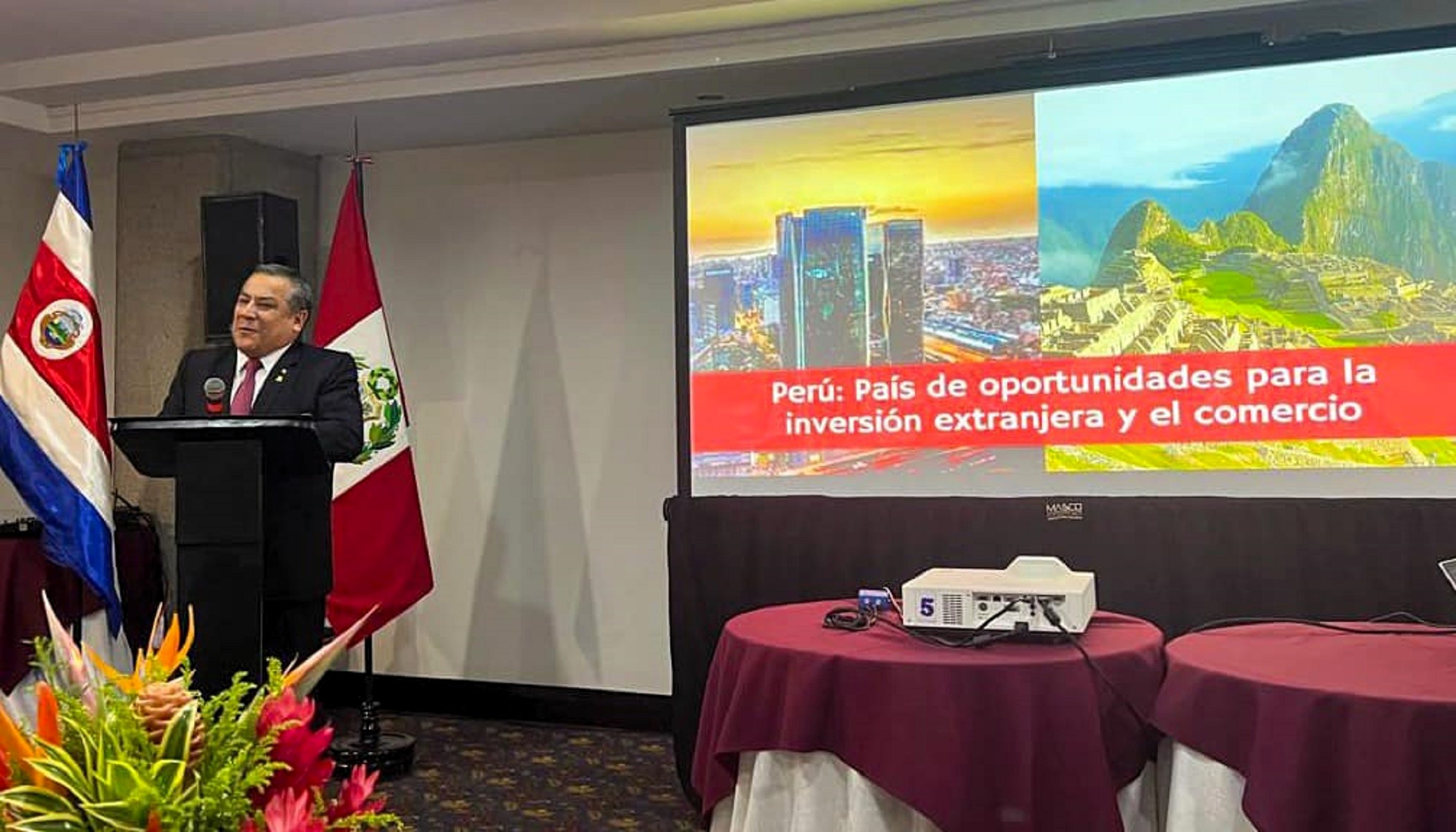 Desde Costa Rica el premier Gustavo Adrianzén aseguró empuje a nuevas inversiones en el desarrollo de proyectos mineros ante gremios empresariales.