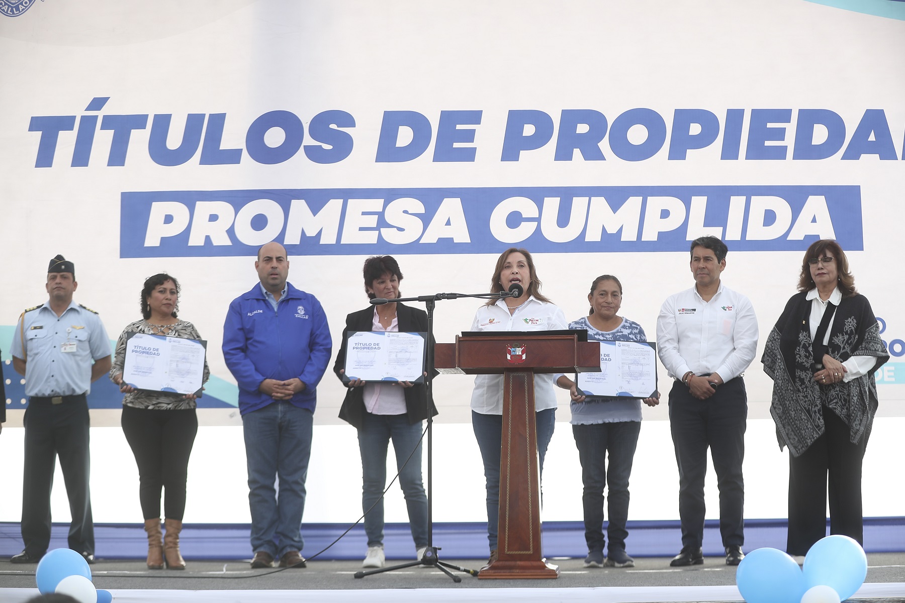 Durante entrega de tres mil títulos de propiedad en el Callao, la presidenta Boluarte: “Nada nos va a distraer y seguiremos avanzando por el desarrollo del Perú”.