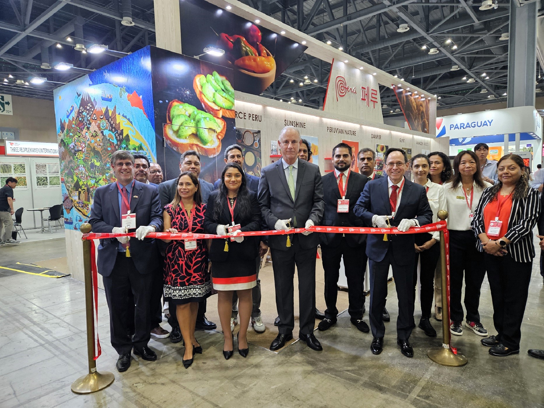 Canciller Javier González-Olaechea inauguró pabellón peruano en la feria Seoul Food 2024 y la exhibición fotográfica Qapac Ñan: El Gran Camino del Inca”.
