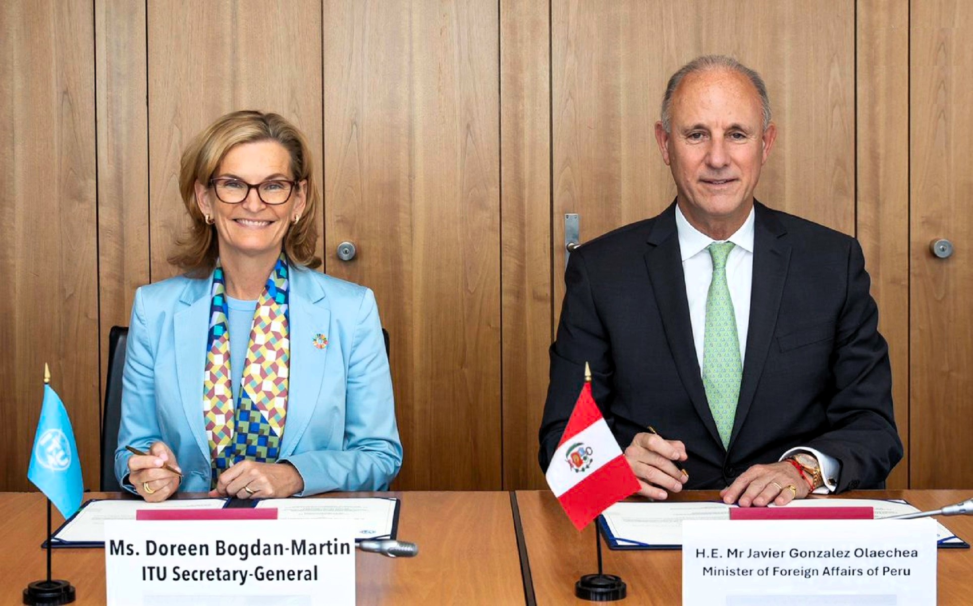 Suiza - Ginebra: Cancillería y Unión Internacional de Telecomunicaciones firman la declaración conjunta para transformación digital de servicios.