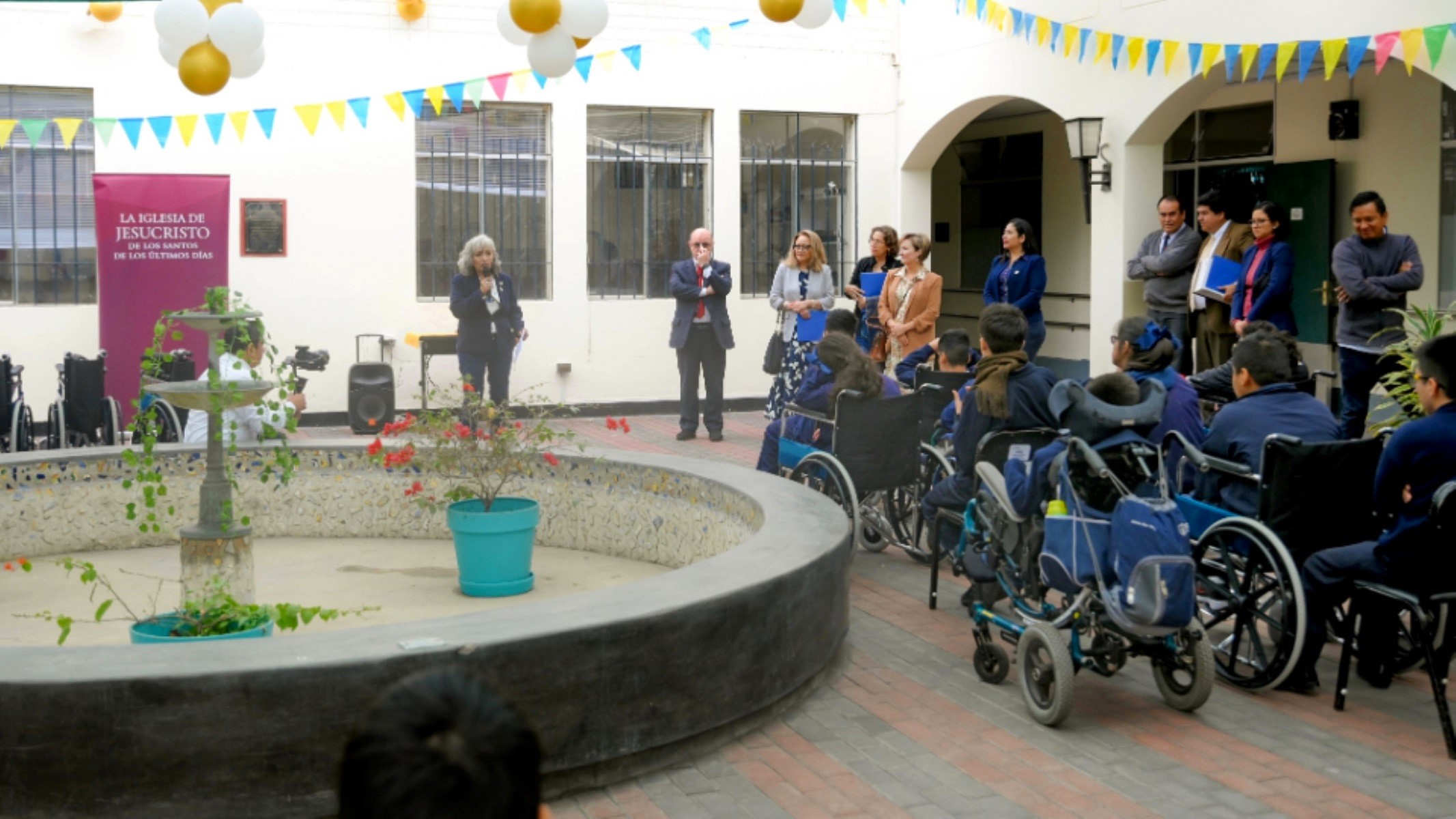 Alumnos del colegio La Alegría en el Señor en el distrito de La Molina en Lima reciben donación de la Iglesia de Jesucristo.