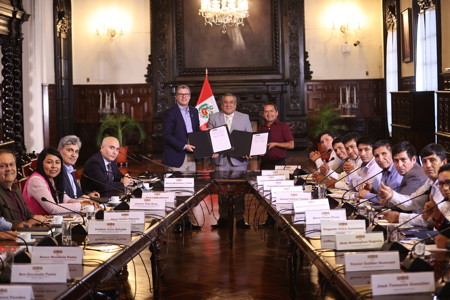 Premier Adrianzén se reunió con las autoridades locales de Aymaraes y reafirmó el compromiso del Gobierno nacional con el desarrollo de dicha localidad.