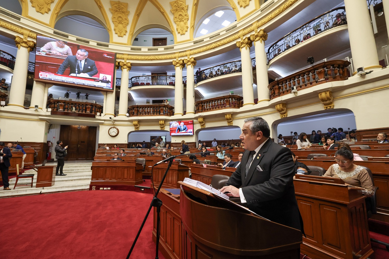 Congreso: Premier Adrianzén responde interpelación revelando que entre 2024 y 2025 se destruyeron bienes de minería ilegal por más de S/2700 millones.