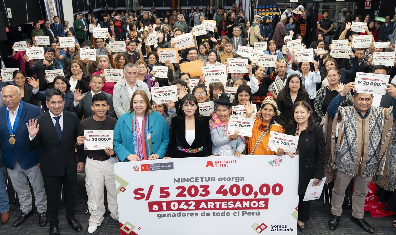 Tejiendo el futuro con "Somos Artesanía 2025": Mincetur fortalece la artesanía peruana con millonaria inversión y enfoque en la mujer.