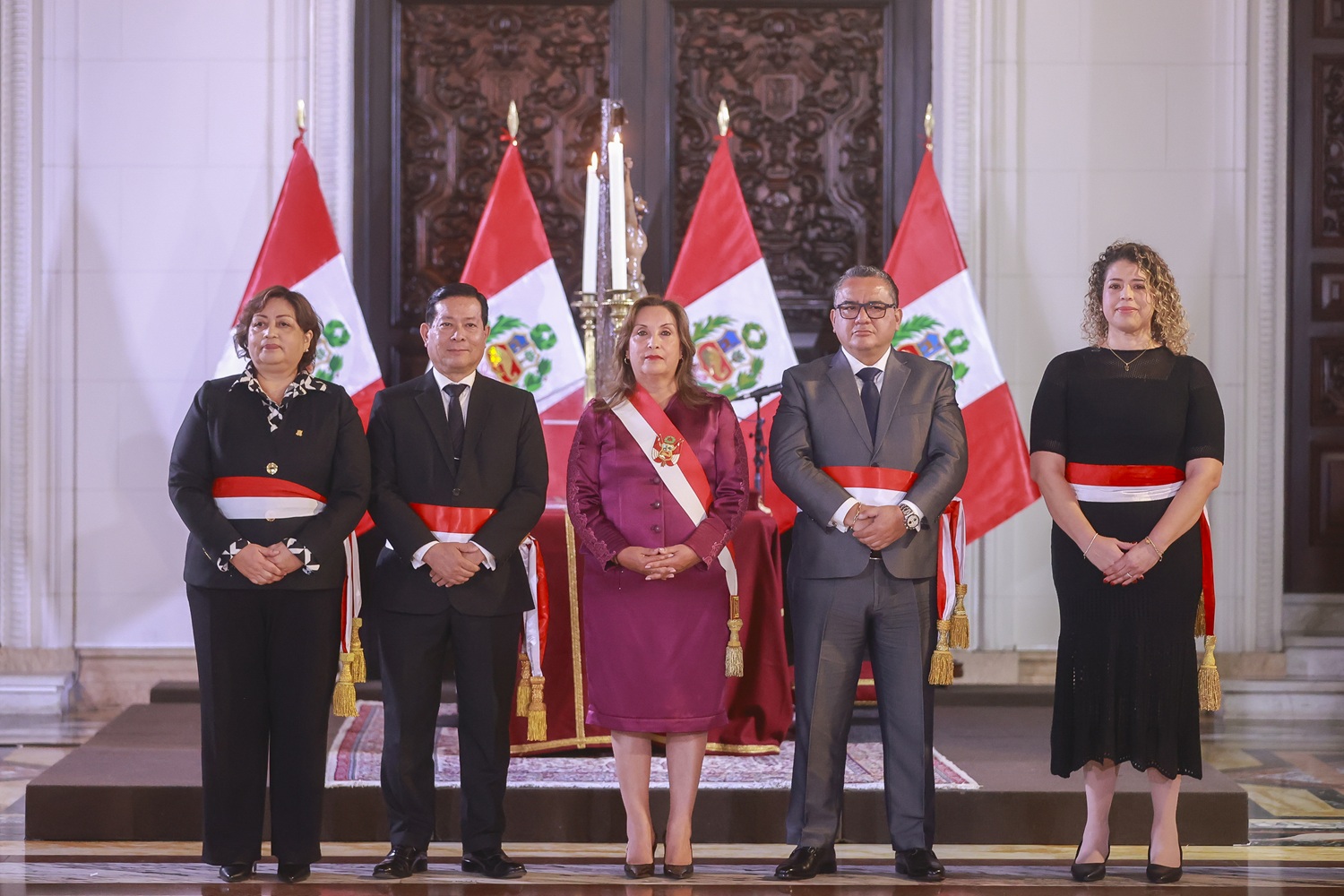 ¿Salvavidas o Más de lo Mismo? “Nuevos ministros juramentan en Perú bajo la lupa ciudadana", ¿un nuevo comienzo para el Ejecutivo o cortina de humo?