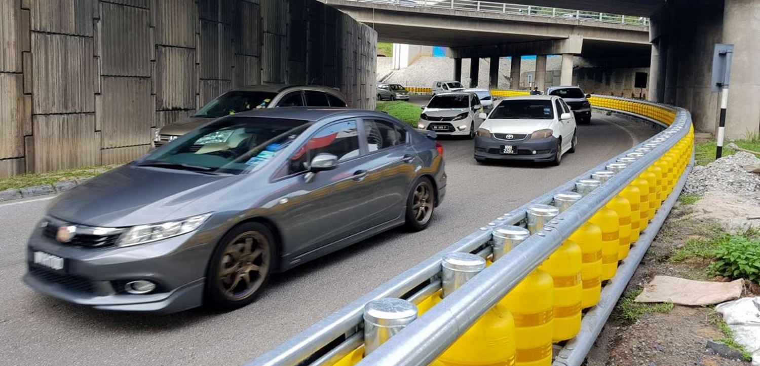 Innovación Coreana en Seguridad Vial: Barandales Giratorios Salvavidas, una Revolución en la Protección de Vidas en Carreteras.