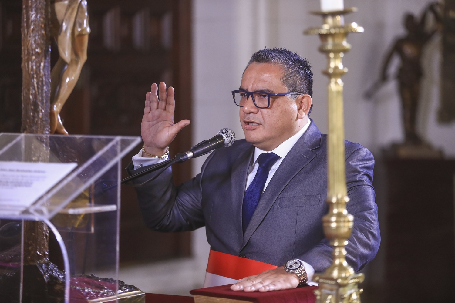 Juan José Santiváñez: “De ministro censurado a posible candidato electoral, pero con un legado controvertido que aterroriza a la biodiversidad política del país”.