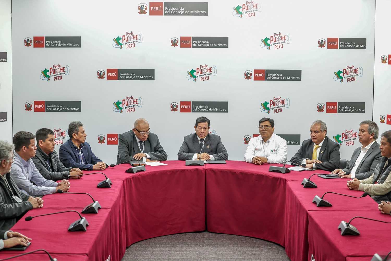 Transportistas levantan paralización tras acuerdos con el Ejecutivo, se creará mesa de trabajo técnica para solución de problemas del transporte en Lima y Callao.
