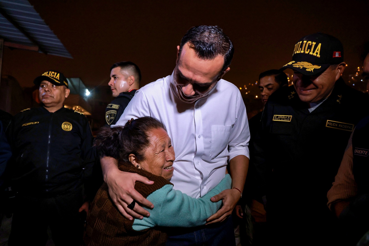 Presidente Jerí Oré: “Responde a emergencia con medidas urgentes y eficaces a familias damnificadas por incendio en Pamplona Alta en San Juan de Miraflores”.