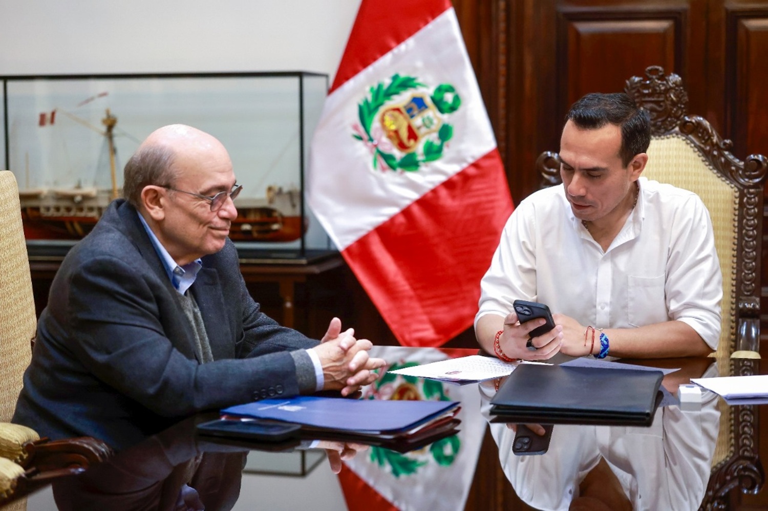 Presidente Jerí Oré felicita a Rodrigo Paz Pereira por su triunfo en Bolivia y acuerdan reanudar diálogo político de alto nivel.