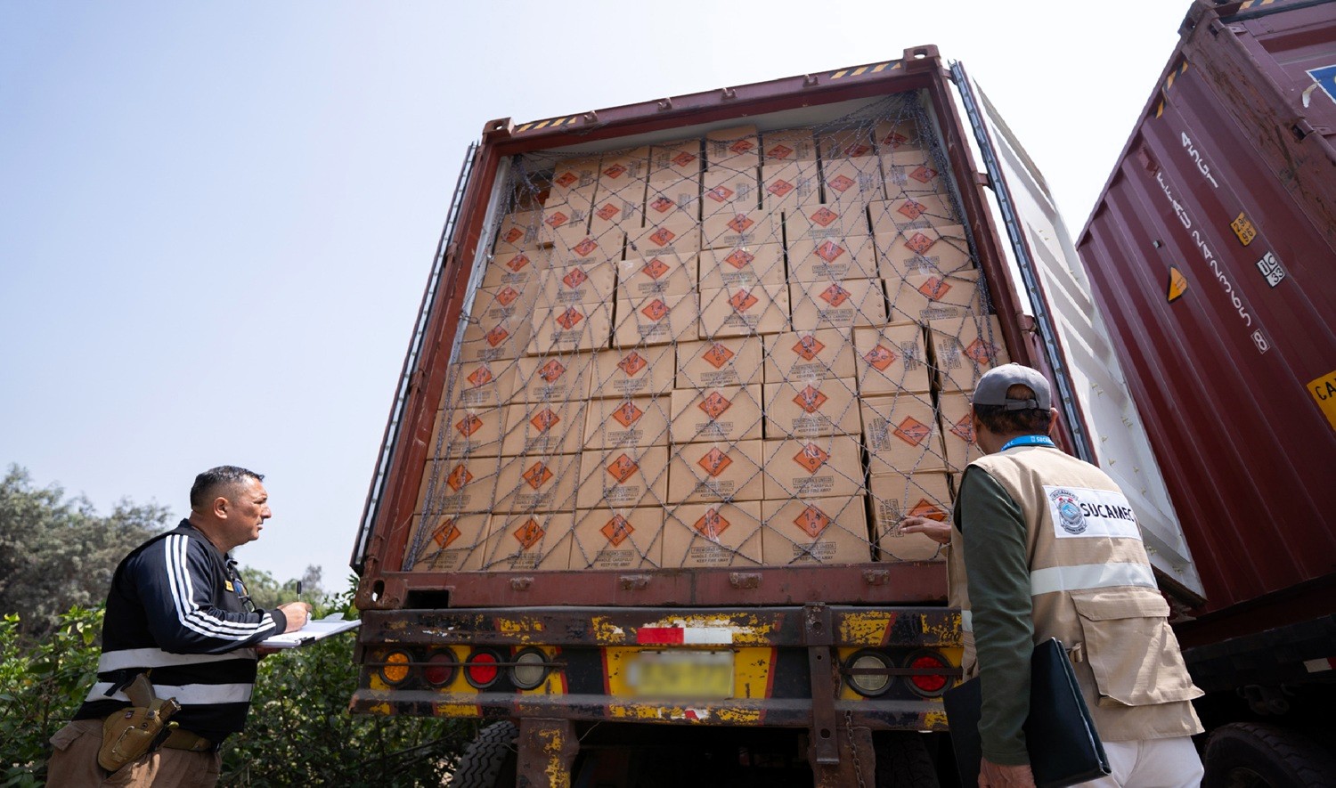 Operativo conjunto: Sucamec, Sunat y Policía Fiscal decomisan 100 toneladas de pirotécnicos sin guía de tránsito en Chancay Lima.