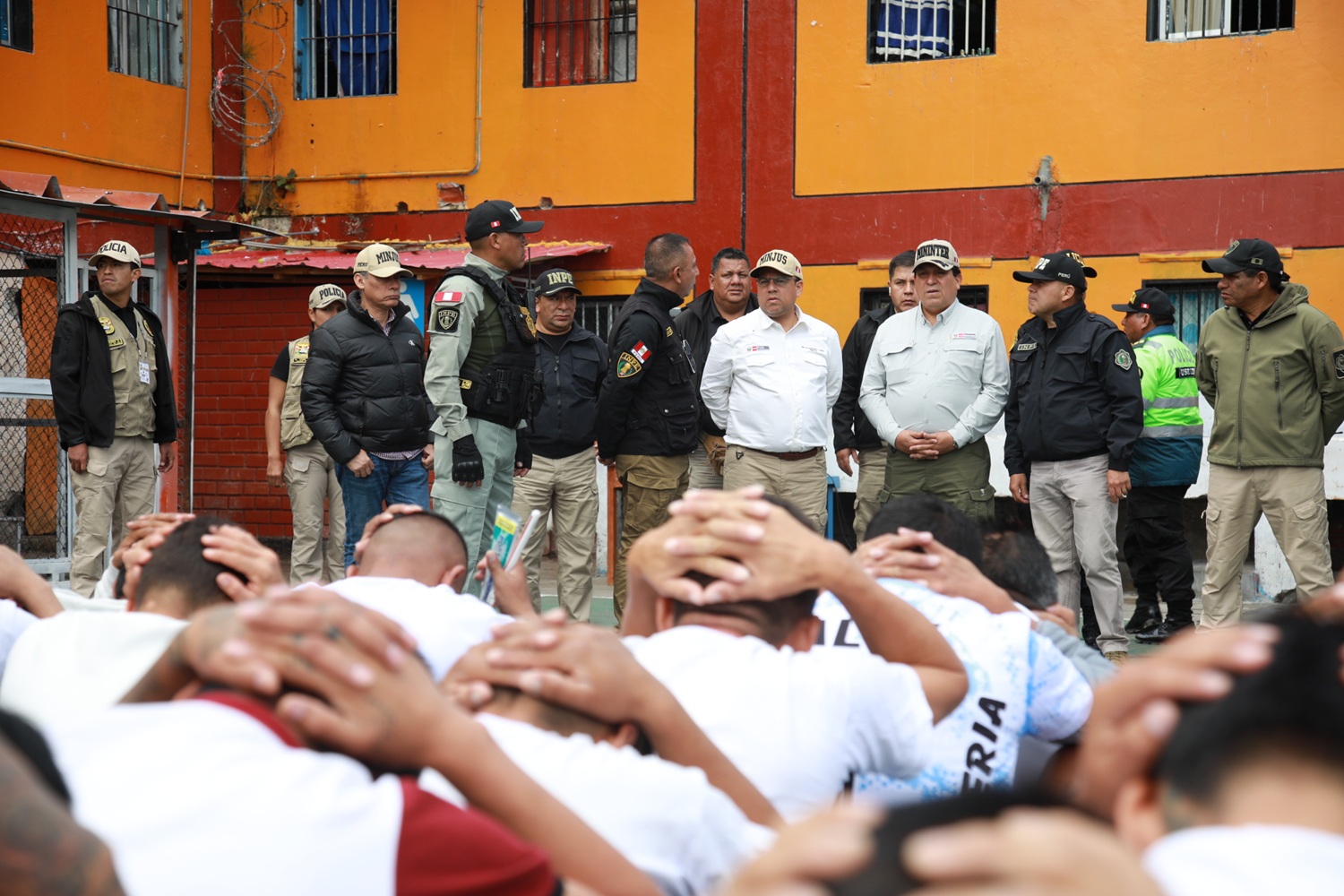 Ministros lideran requisa en penal de Huancayo y acechan duro golpe al crimen organizado desarticulando redes delictivas.