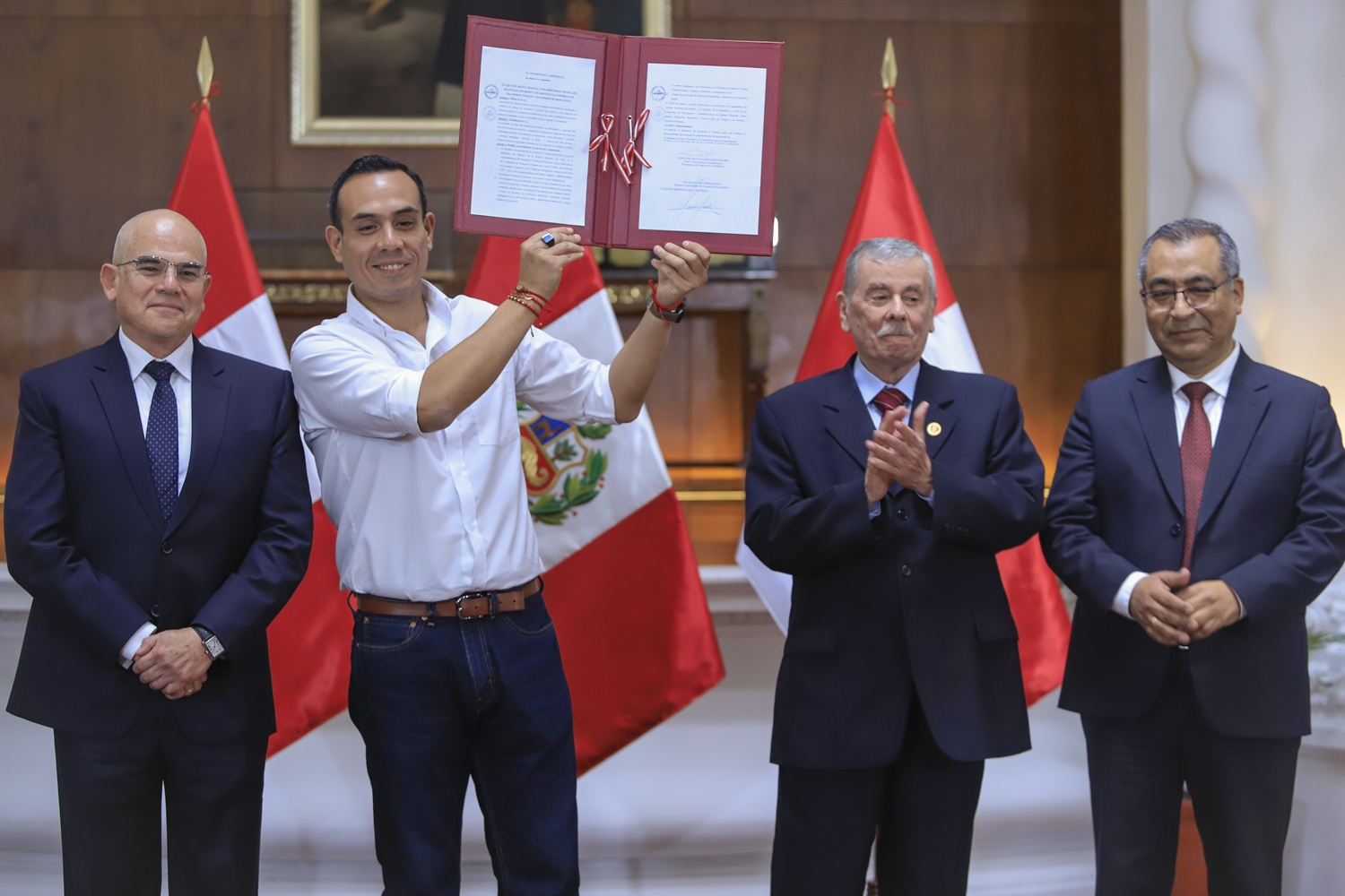 Peruanos Unidos Contra la Delincuencia Esperan Resultados: "Ley de extorsión es promulgada en Palacio por presidente Jerí Oré".