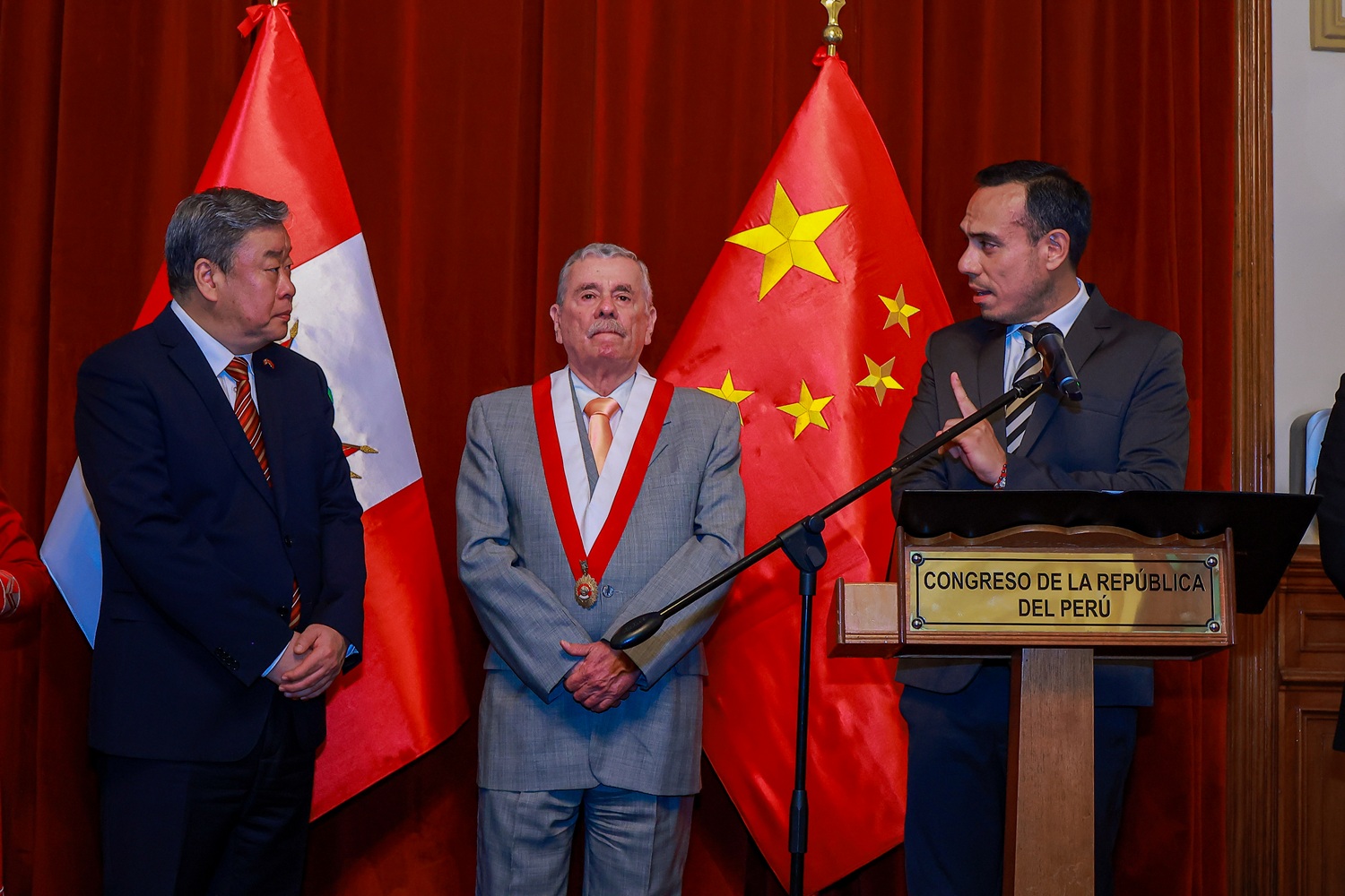 Presidente Jerí a embajador de China Song Yang: "Chancay y el nuevo TLC, los hitos que transforman la asociación Perú-China en un vínculo histórico".