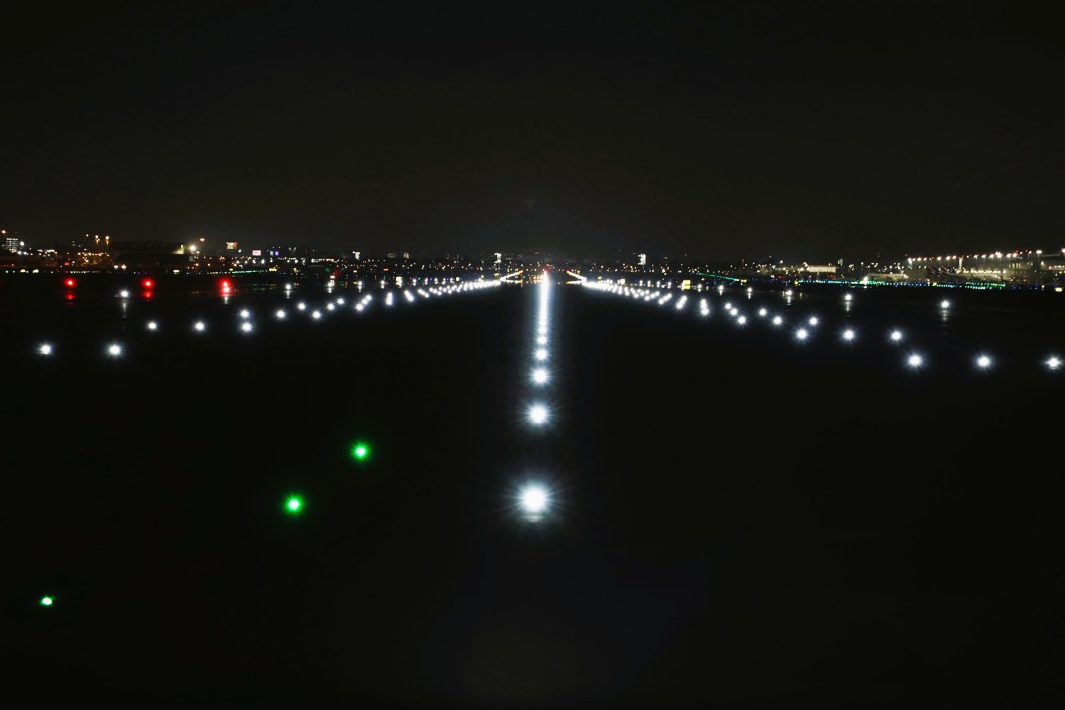 Pista 1 de Jorge Chávez se Pone en Marcha: "Perú consolida su hub aéreo con operación 24/7 con nuevas luces LED y pista rehabilitada de clase mundial".