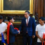 “Pol Deportes”, el joven narrador de 15 años de Andahuaylas que conmovió al mundo se reúne con el presidente Jerí en Palacio.