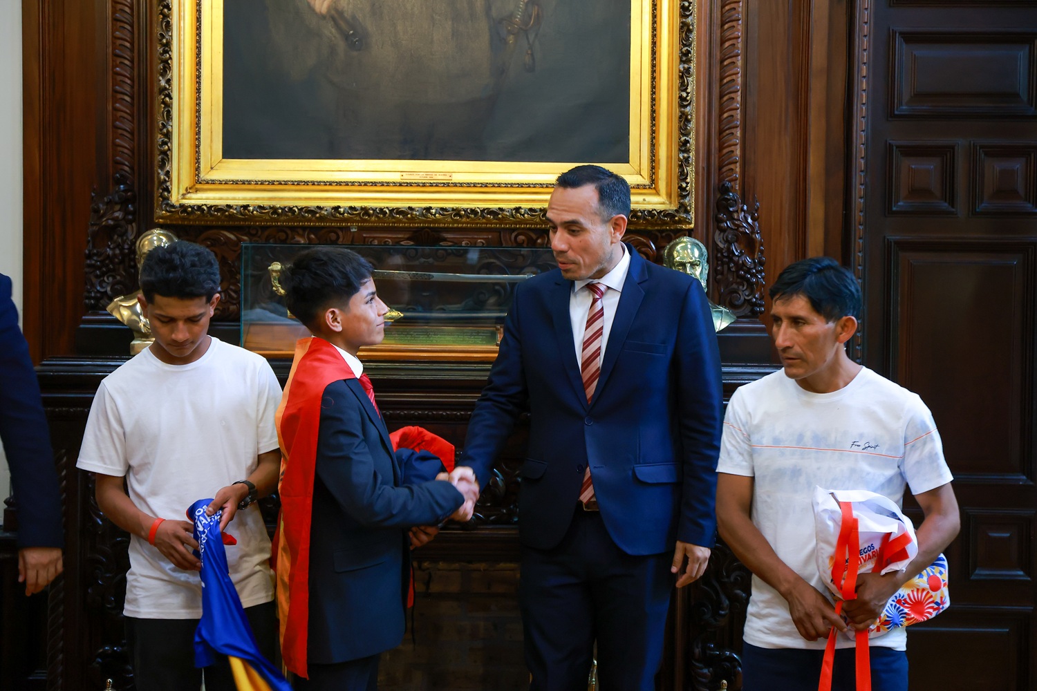 "Pol Deportes", el joven narrador de 15 años de Andahuaylas que conmovió al mundo se reúne con el presidente Jerí en Palacio.