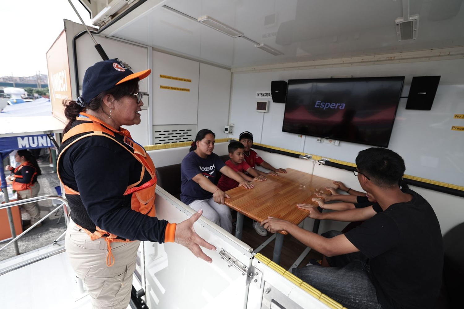 Agencia Peruana de Noticias PRENSAPERU.PE https://www.prensaperu.pe Twitter: @prensaperupe En el distrito de Ventanilla, en la provincia constitucional del Callao, la Presidencia del Consejo de Ministros (PCM) llevó a cabo una jornada de Intervención Multisectorial Descentralizada que se consolidó como un hito en la estrategia de cercanía estatal en una de las zonas con mayores desafíos sociales y económicos del país. Con la participación de más de 20 entidades públicas y la oferta de más de 30 servicios diferentes, la actividad buscó no solo atender necesidades inmediatas de la población, sino también sentar bases para la reducción de vulnerabilidades y el fortalecimiento de los medios de vida de los vecinos de esta zona costera.
