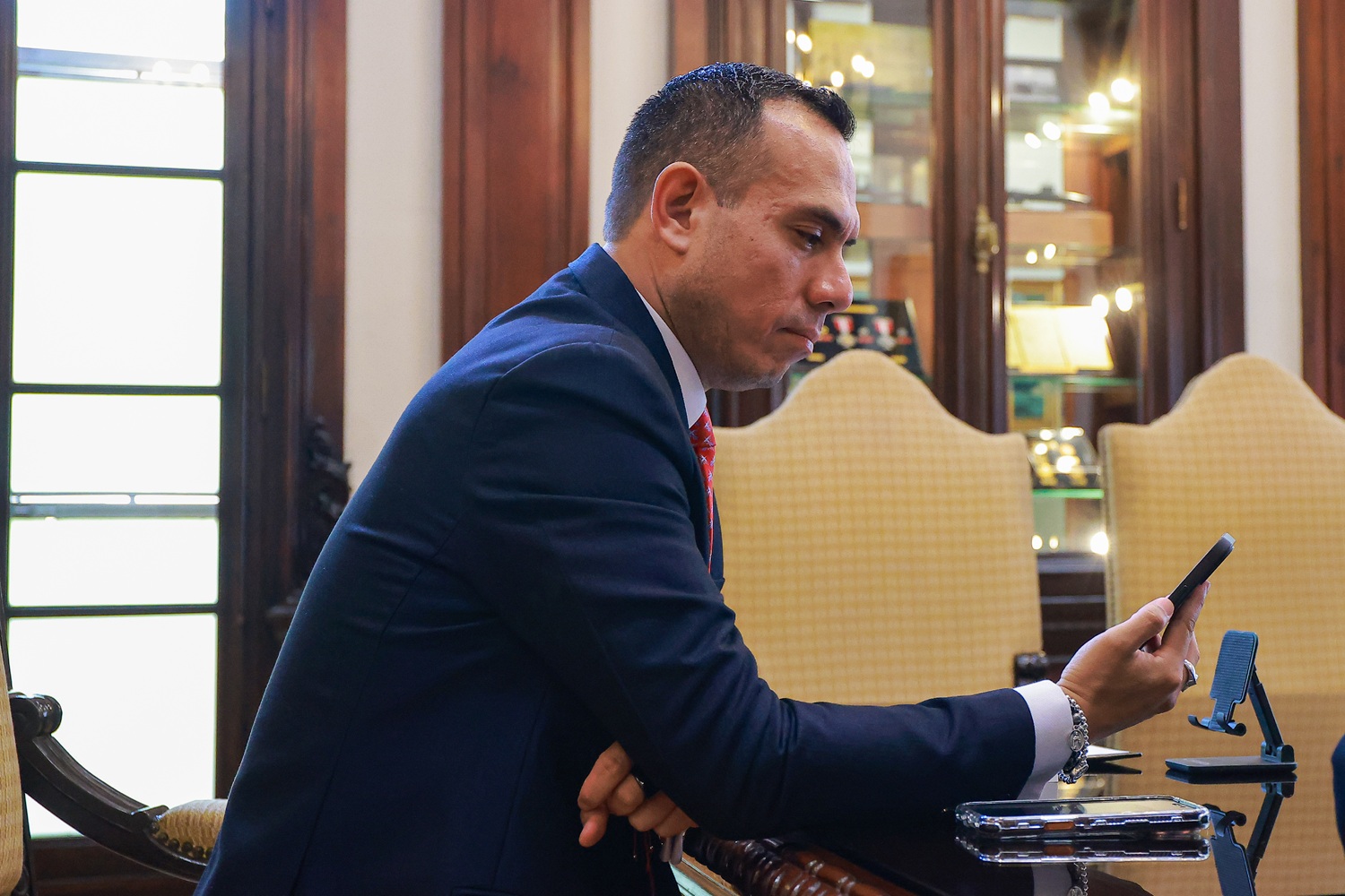 Congreso peruano censura por conducta torcida e inmoral a José Jerí Oré como presidente encargado del Perú.