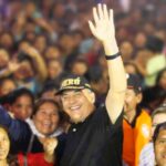 “Tras tres años de reivindicación, Daniel Urresti recupera su libertad por falta de pruebas y errores normativos, resolución constitucional dispone libertad inmediata”.