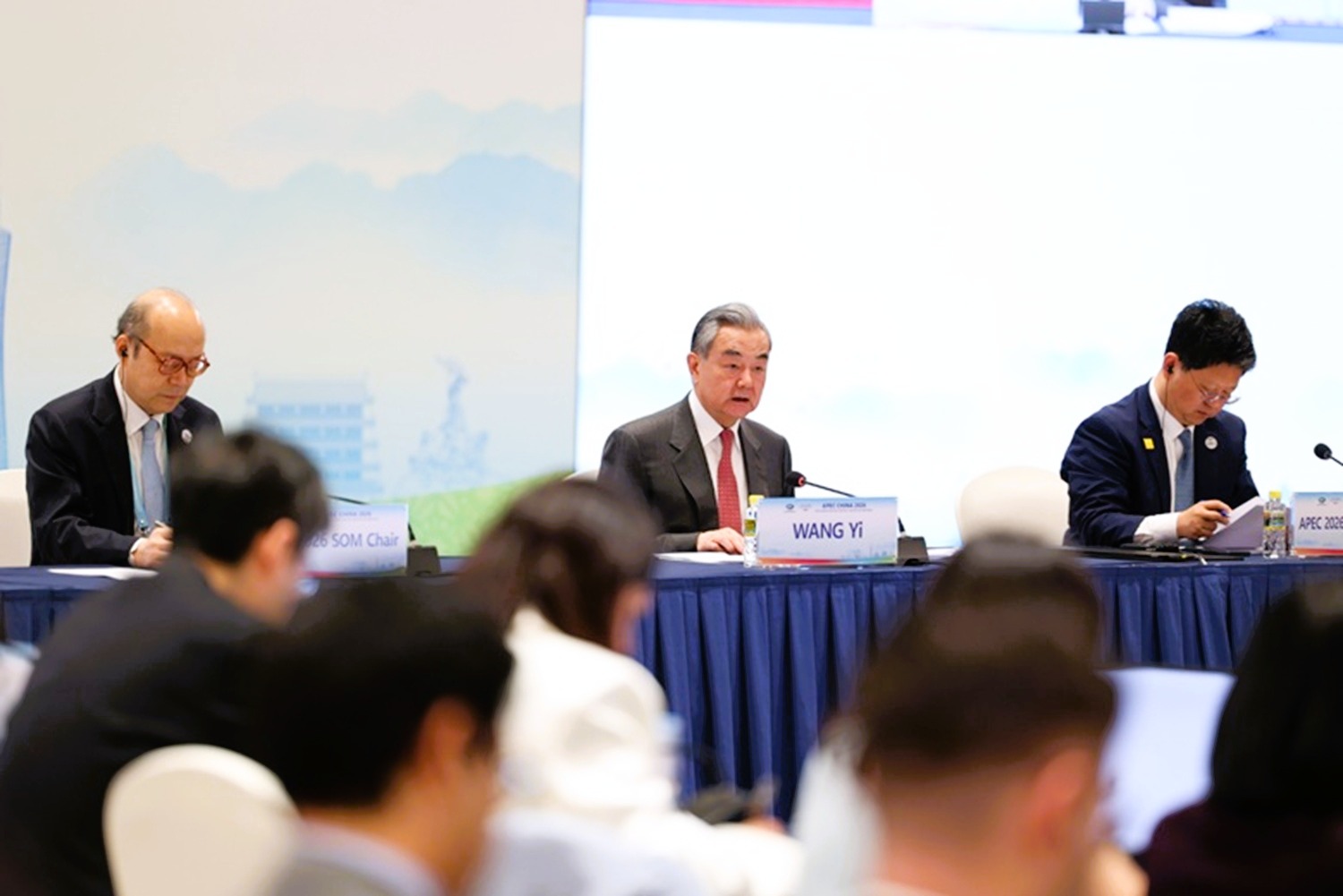 El Ministro Wang Yi Dirige la Agenda de la APEC 2026: "Pidiendo unidad en un entorno global volátil priorizando la apertura, la integración y el crecimiento sostenible".