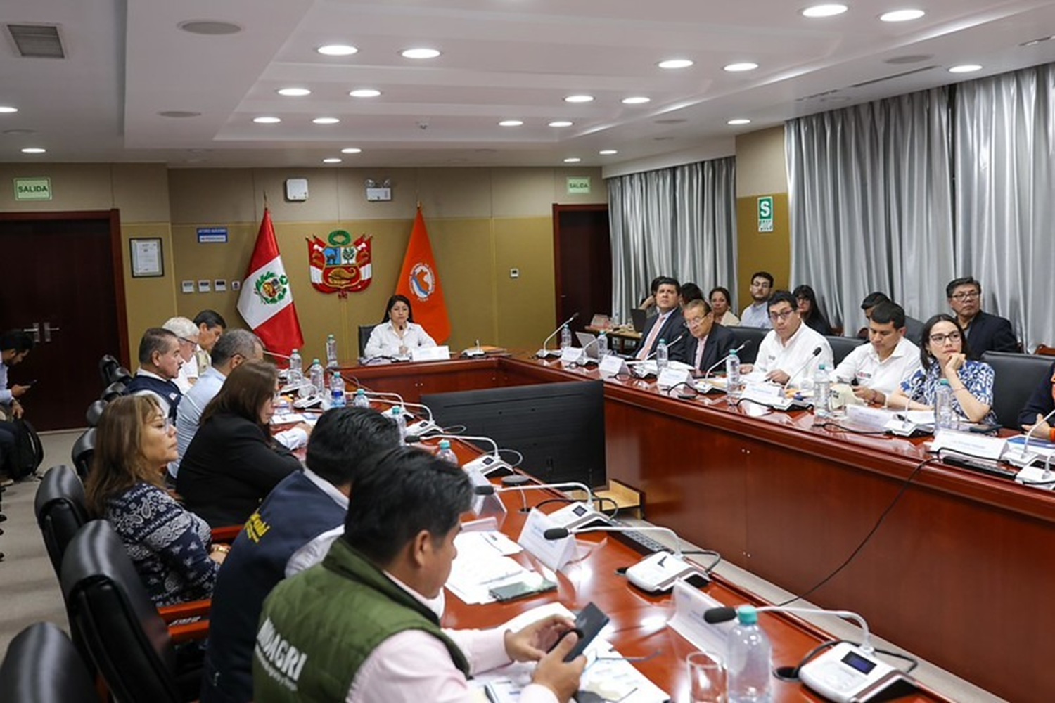 Gobierno designa ministro por región para liderar respuesta operativa contra El Niño, 15 regiones en emergencia, se activa FONDES y bono habitacional para familias damnificadas.