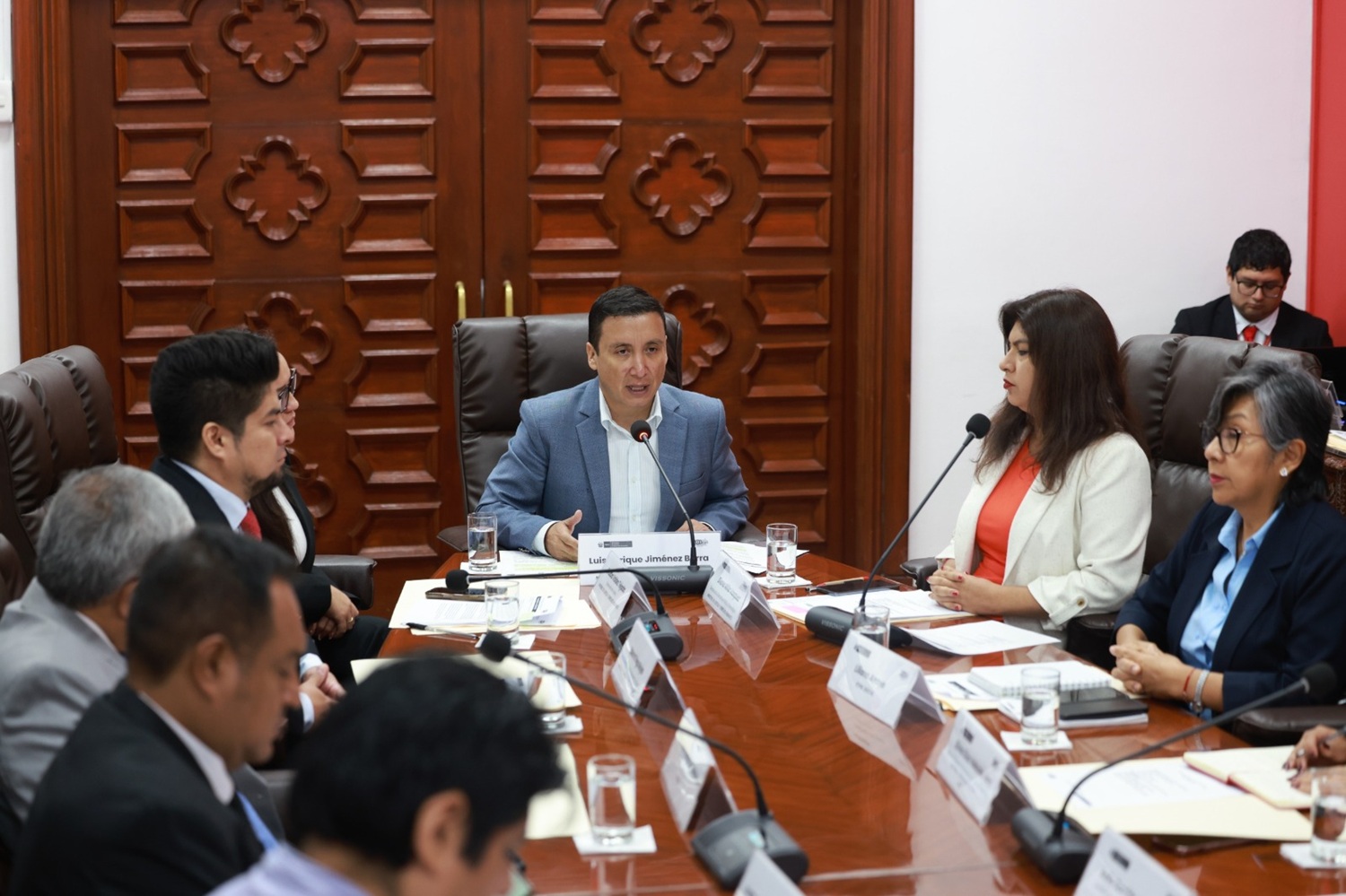 Prevención Antes que Sanción: "MINJUSDH lidera reunión multisectorial para proteger a jóvenes del circuito delictivo, trabajo en raíces sociales evitará que caigan en el delito".