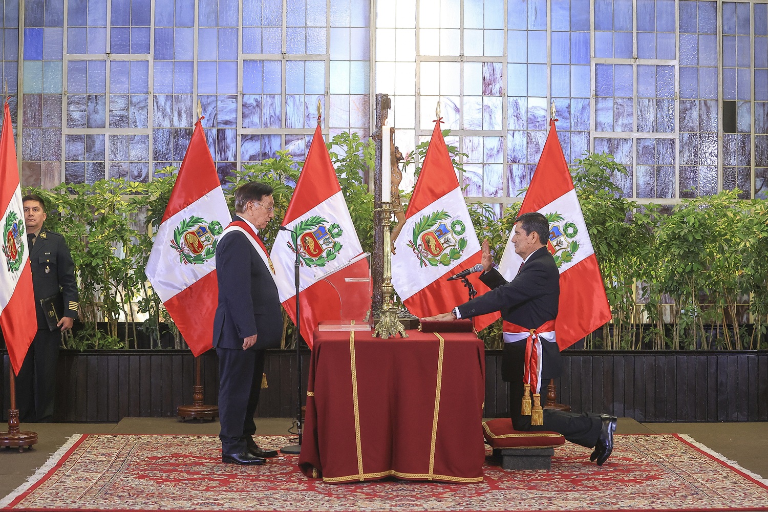 Presidente Balcázar encabeza juramento de nuevo gabinete liderado por Luis Enrique Arroyo Sánchez, cambios clave en Economía, Interior y Educación.