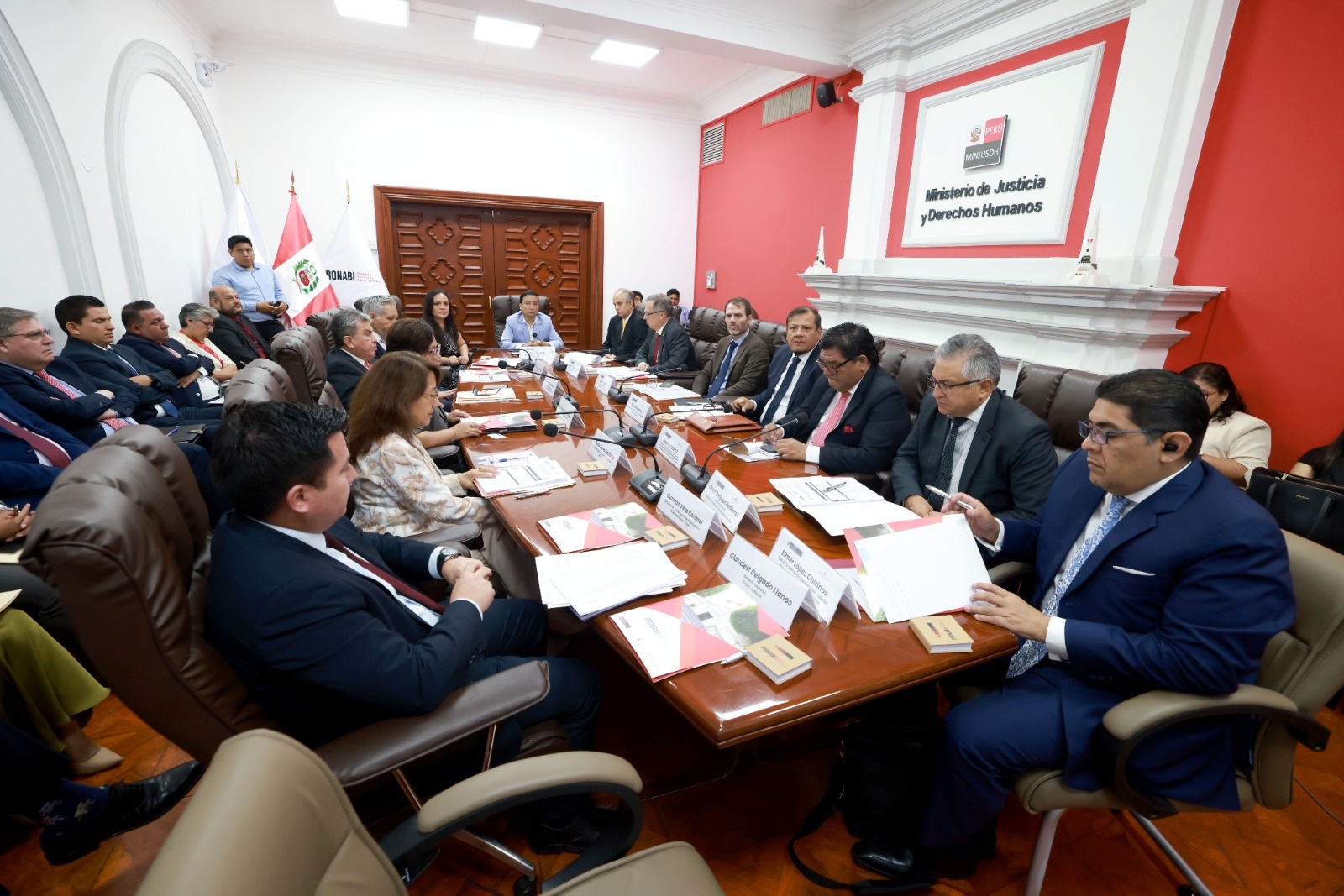 Pacto de Acero Entre Perú, Suiza y Luxemburgo: "Gobierno despliega su arma secreta contra la corrupción, miles de millones robados vuelven a casa".