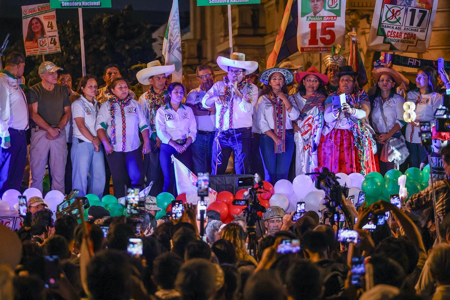 "¡Refundación Ahora! Roberto Sánchez Palomino (Juntos por el País) Desafía al 'Pacto Mafioso' y Pide Nueva Constitución en Explosivo Cierre de Campaña".