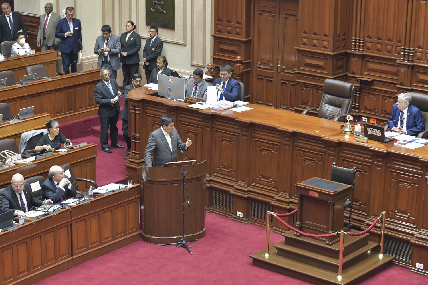 El Congreso Pone en Marcha al Gabinete Arroyo: "Luz verde al Gobierno, voto de confianza del parlamento abre paso a una gestión decisiva en Perú".