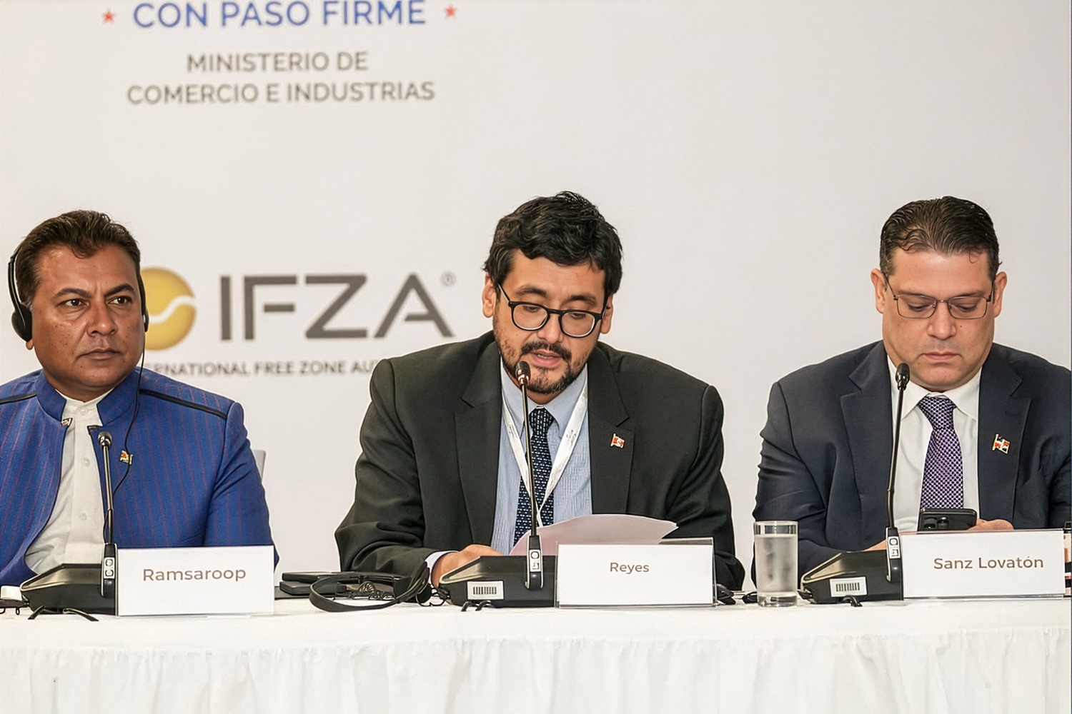 Desde Panamá el Mincetur al Frente: "Perú despliega su carta fuerte de las 'Zonas Económicas Especiales Privadas (ZEEP)', la estrategia que promete reinventar la inversión en el País".