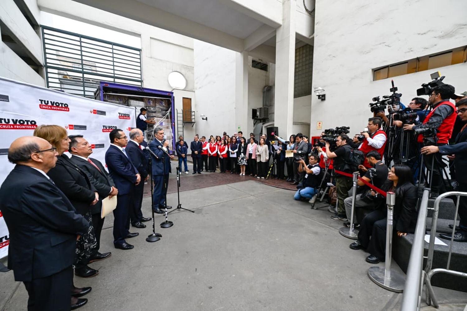 Material Electoral Rumbo al Extranjero: "Se inició distribución hacia más de 63 países para la Segunda Elección Presidencial 2026, para las votaciones en el extranjero".​