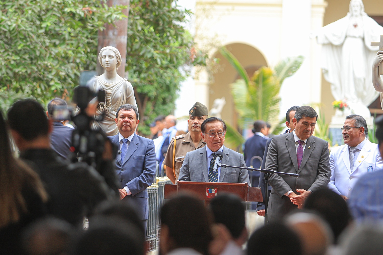 ¡Hospital Dos de Mayo!: "El gigante de la salud que renace, presidente Balcázar anuncia 2,700 millones de soles para un modelo nacional, que beneficiara a mas de 2.6 millones de peruanos".