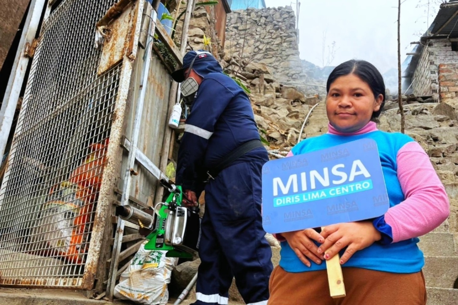 ¡Luchando Contra el Dengue! "Diris Lima Centro realiza fumigaciones y sensibilización en San Juan de Lurigancho, intervención sanitaria continúa este martes 26 de mayo".