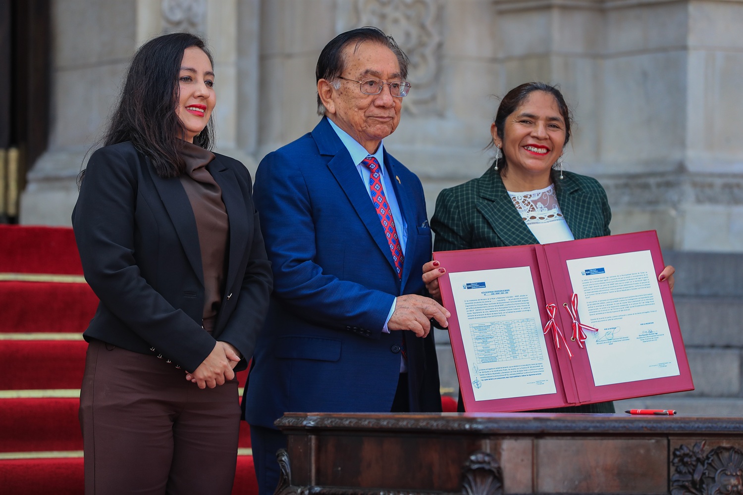 Presidente Balcázar anuncia crédito suplementario para obras de continuidad y nuevos proyectos de industrialización para transformar los recursos peruanos y dejar de exportar solo materias primas.