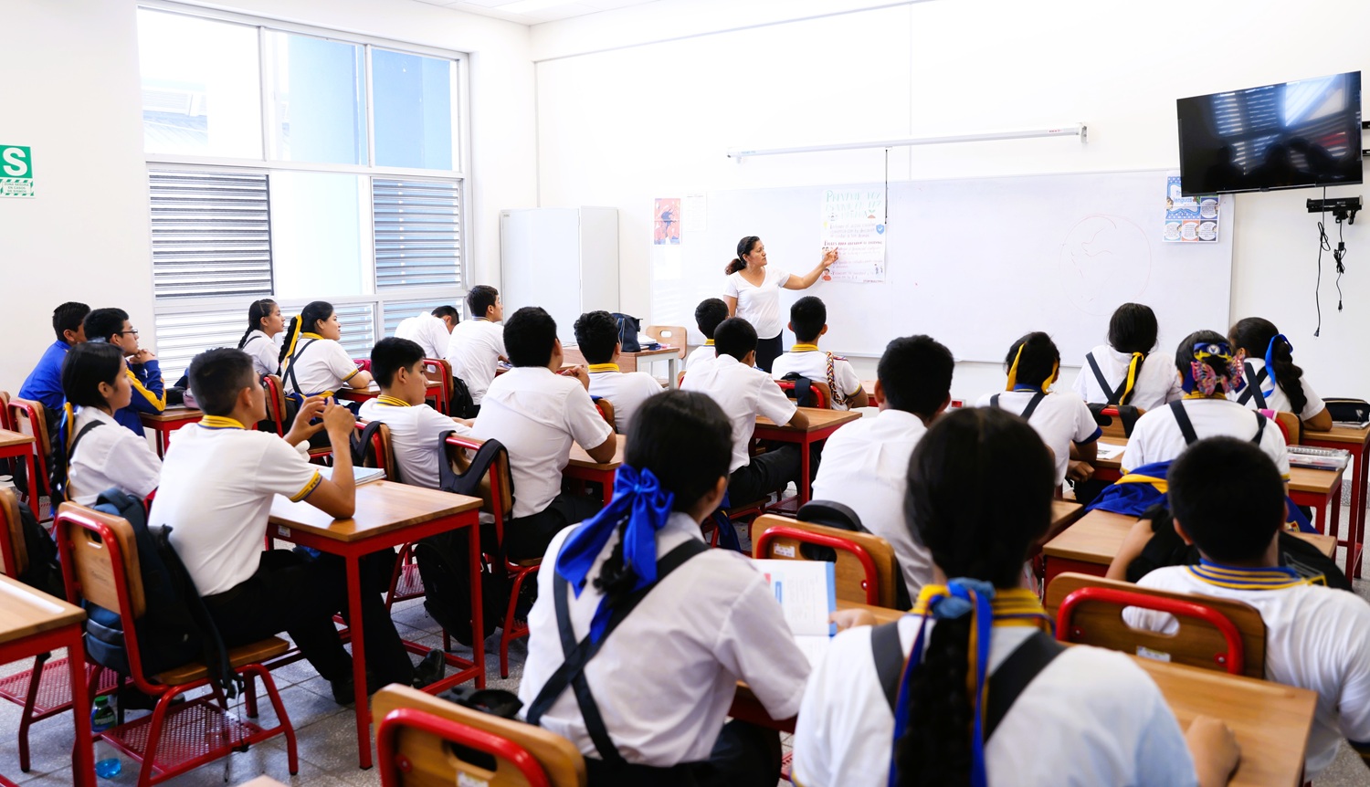 "Gobierno transfiere más de S/ 20.5 millones para garantizar plazas docentes, 'Decreto Supremo' asegura continuidad de 382 plazas y más de 2 000 bolsas de horas en escuelas públicas en el país".