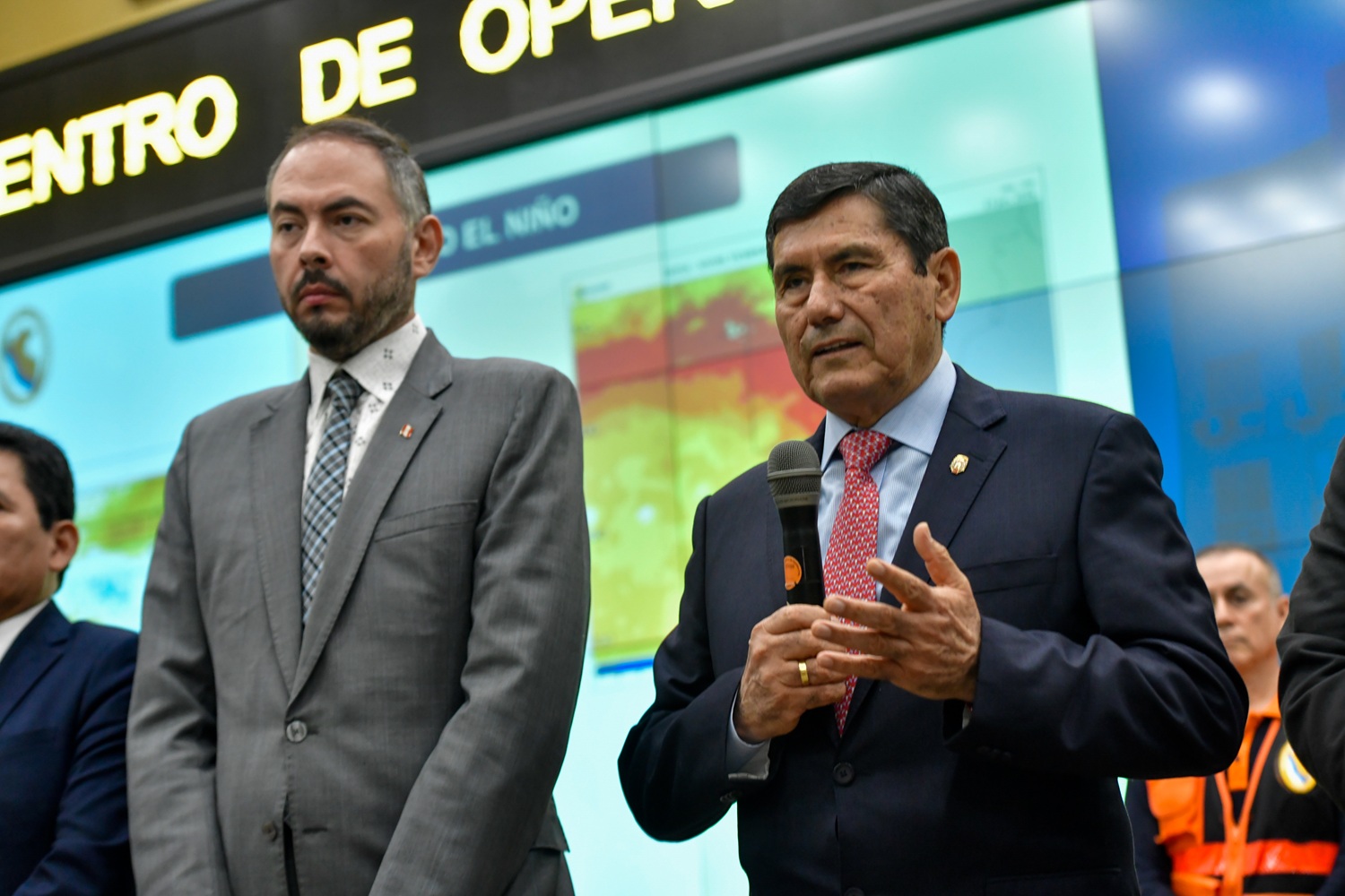 Tras Sesión del Consejo de Ministros en el COE: "El Gobierno articula acciones integrales para enfrentar el fenómeno El Niño en Perú, el Estado asegura atención rápida ante cualquier emergencia".