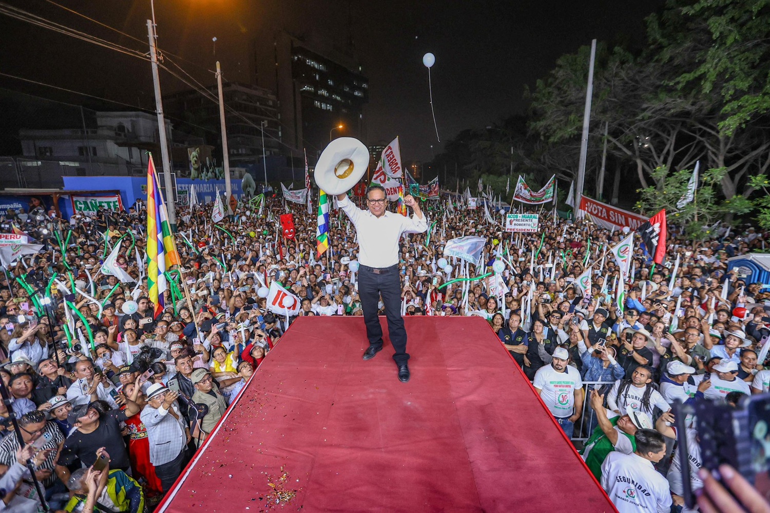 ¡Victoria Cantada Roberto Sánchez Palomino! La democracia peruana rompe récord con el mitin más grande del presente siglo, en menos de 48 horas, lleno total el 'Campo de Marte' en Lima.​